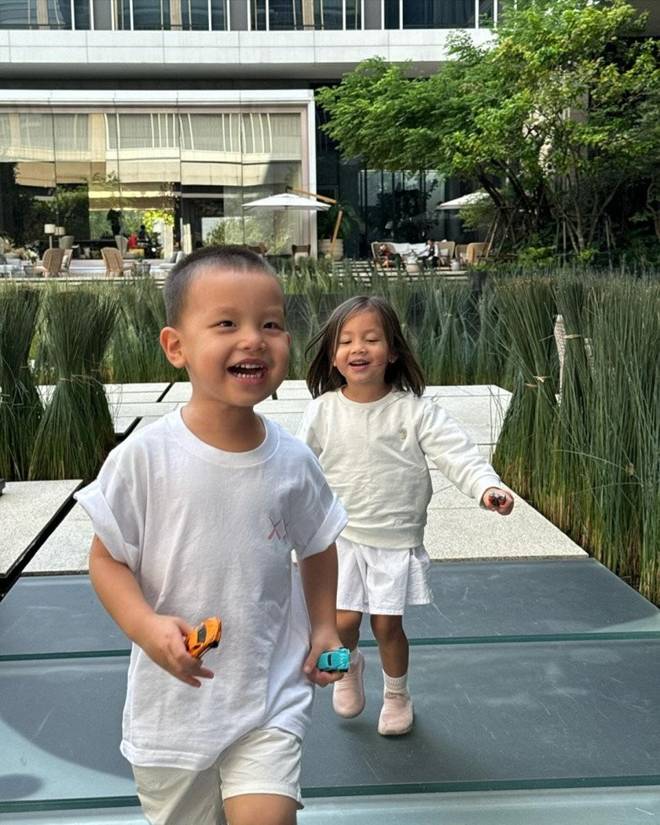 Leon nhà Hồ Ngọc Hà mới 3 tuổi đã chất chơi: Mê siêu xe chục tỷ, biết mặc quần dài để đi tán gái-2