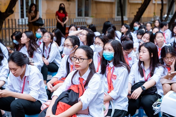 Sĩ tử tranh thủ ôn bài trước cổng điểm thi tuyển sinh lớp 10-16