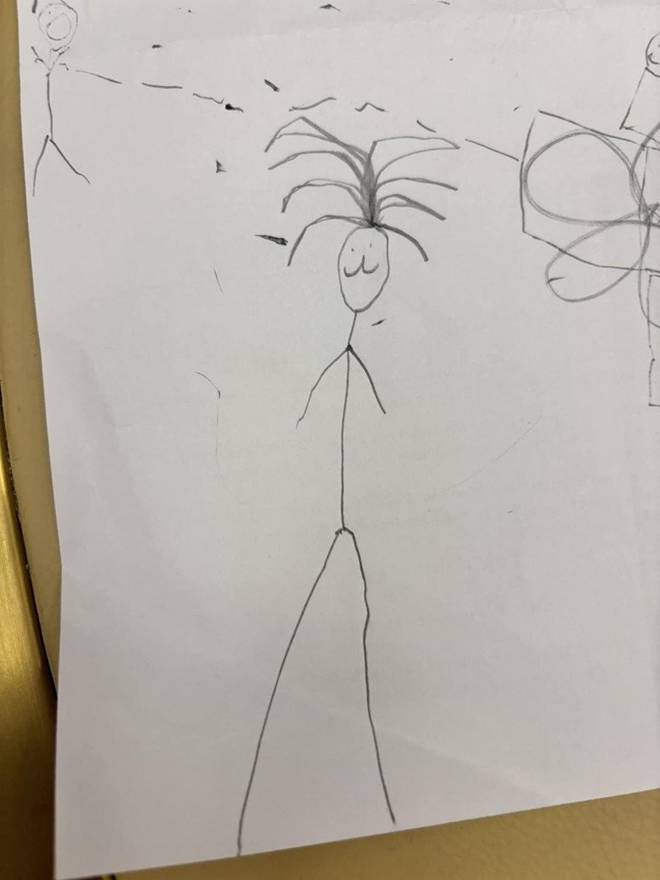 Con trai Lương Thế Thành trổ tài vẽ mẹ, ai xem tranh cũng nhịn cười khen chân dài y đúc Thuý Diễm-1