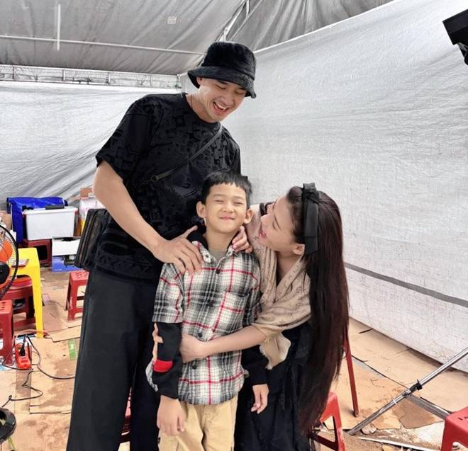 Con trai Lương Thế Thành trổ tài vẽ mẹ, ai xem tranh cũng nhịn cười khen chân dài y đúc Thuý Diễm-3