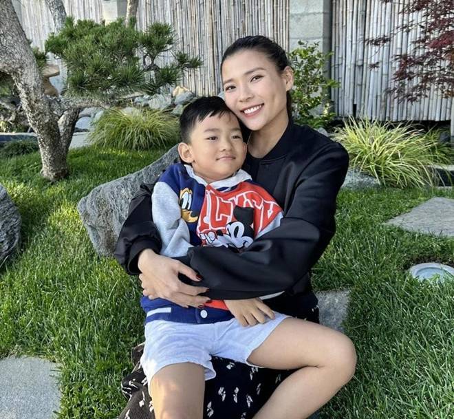 Con trai Lương Thế Thành trổ tài vẽ mẹ, ai xem tranh cũng nhịn cười khen chân dài y đúc Thuý Diễm-4