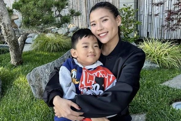 Đang ăn cơm, con gái 4 tuổi đứng dậy lấy thêm bát mời anh trai, mẹ sợ hãi vì nhà chỉ có 2 mẹ con-3