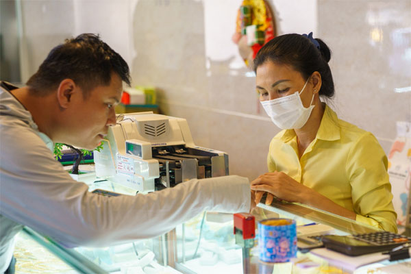 Giá vàng thế giới giảm sâu bất thường dù cá mập tăng mua, SJC có về 72 triệu?-2