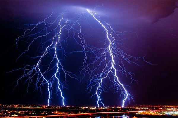 Mưa như trút vào giờ đi làm, dân Hà Nội be bờ tát nước-17