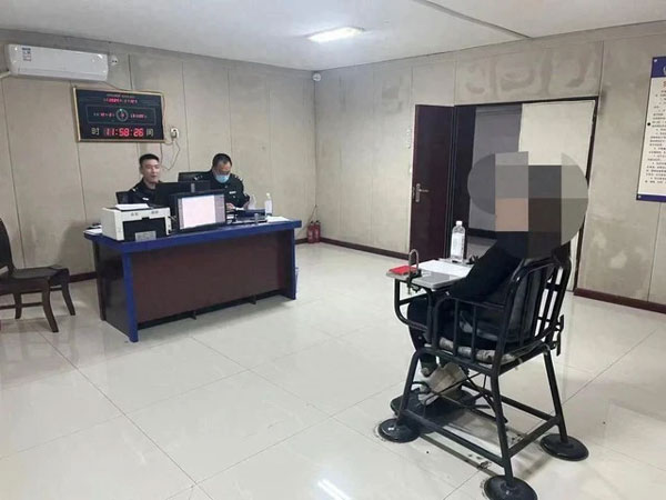 Đang livestream chốt đơn 2.435 chiếc áo, người đàn ông bị cảnh sát bắt giữ ngay tại chỗ: Đường dây lừa đảo hơn 45 tỷ đồng bị phanh phui-2