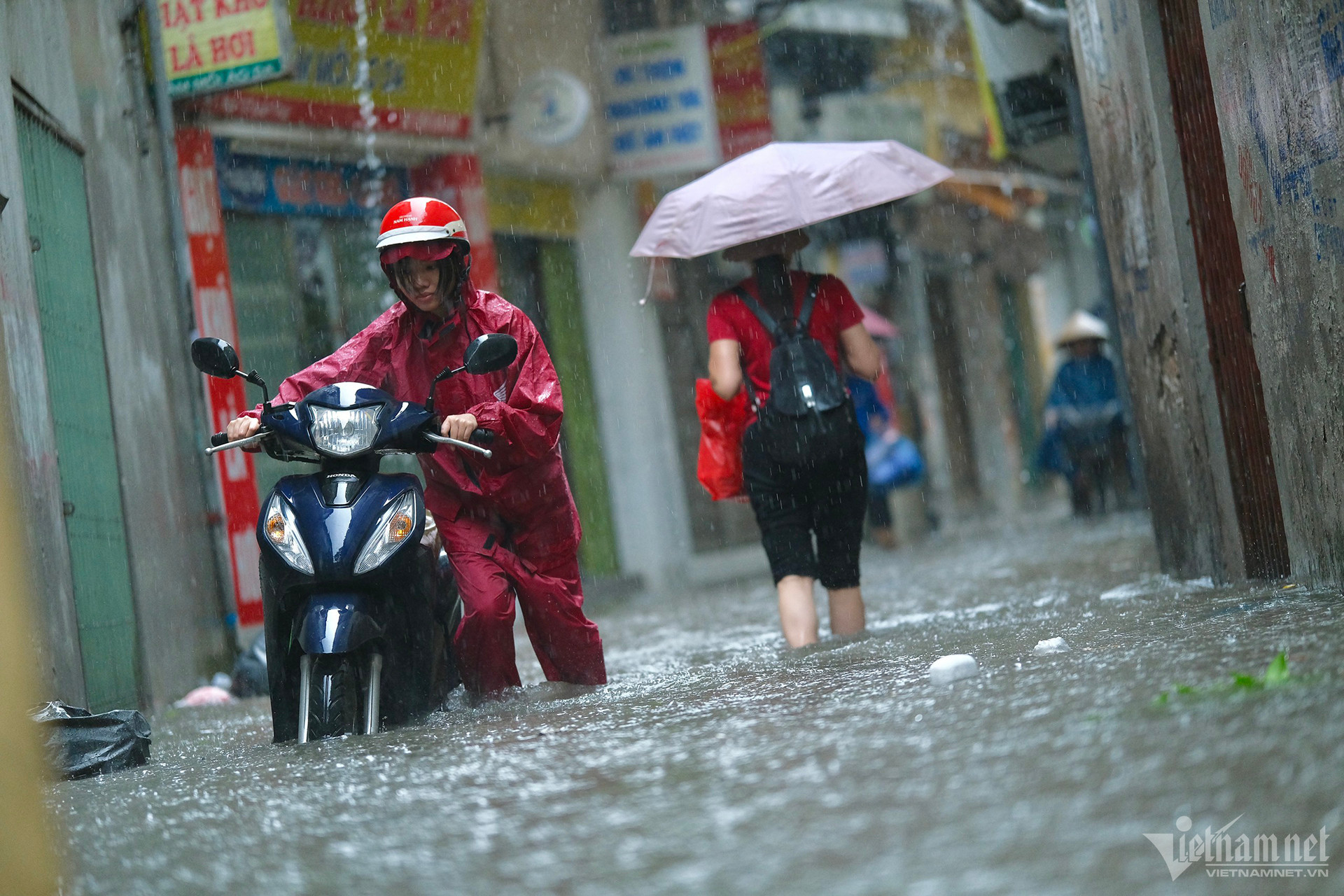 Mưa như trút vào giờ đi làm, dân Hà Nội be bờ tát nước-4