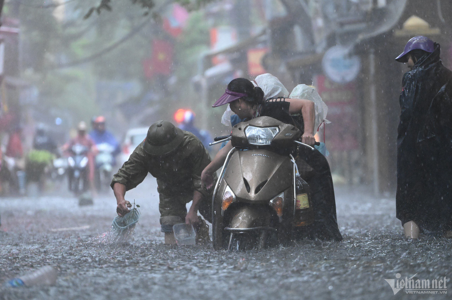 Mưa như trút vào giờ đi làm, dân Hà Nội be bờ tát nước-10