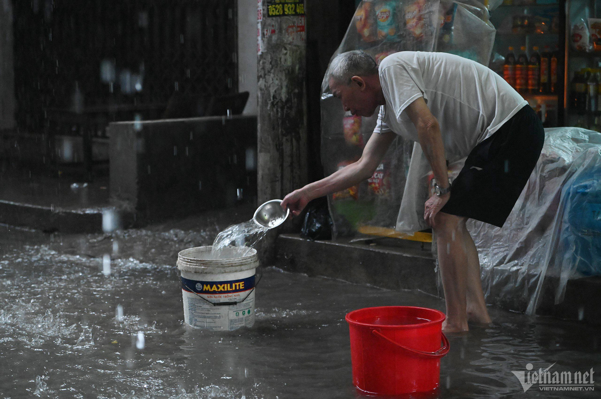 Mưa như trút vào giờ đi làm, dân Hà Nội be bờ tát nước-14