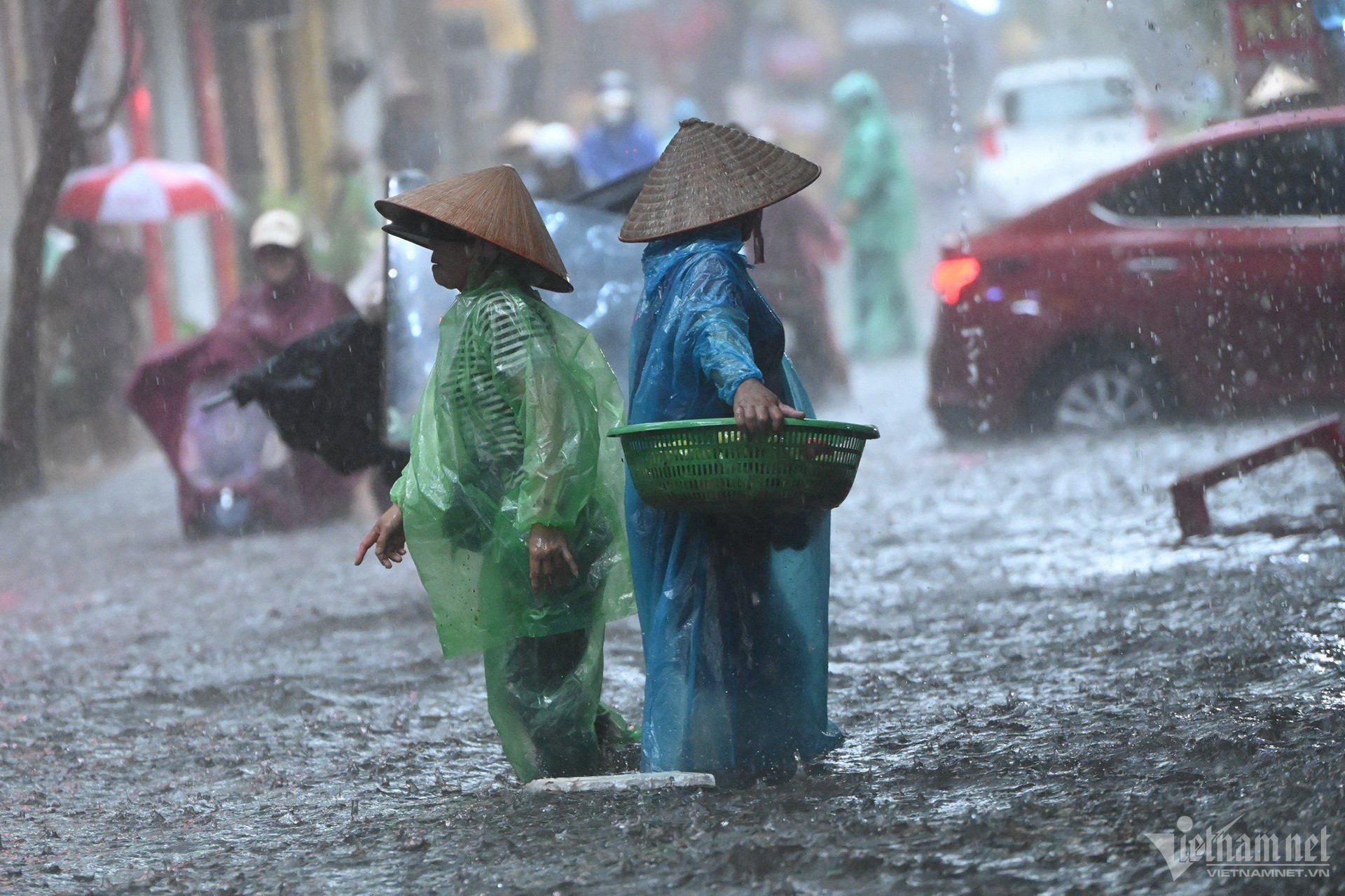 Mưa như trút vào giờ đi làm, dân Hà Nội be bờ tát nước-9