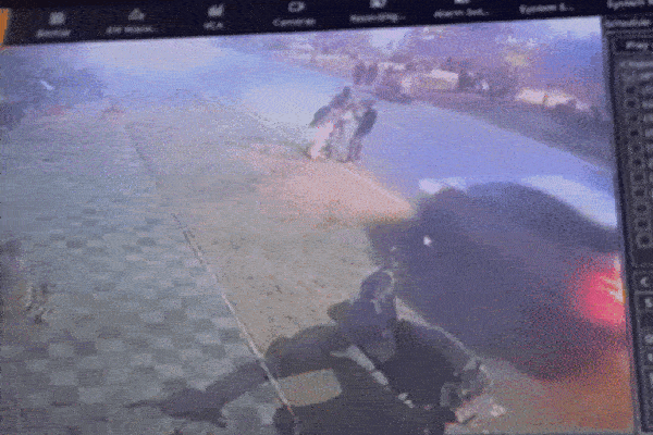 Clip: Ô tô tông trúng 3 người đi bộ rồi bỏ chạy khỏi hiện trường