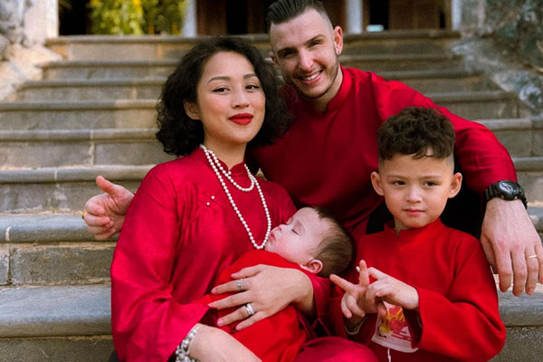 Chàng rể Tây phê hết cỡ khi ăn bánh trung thu cùng trà xanh-7