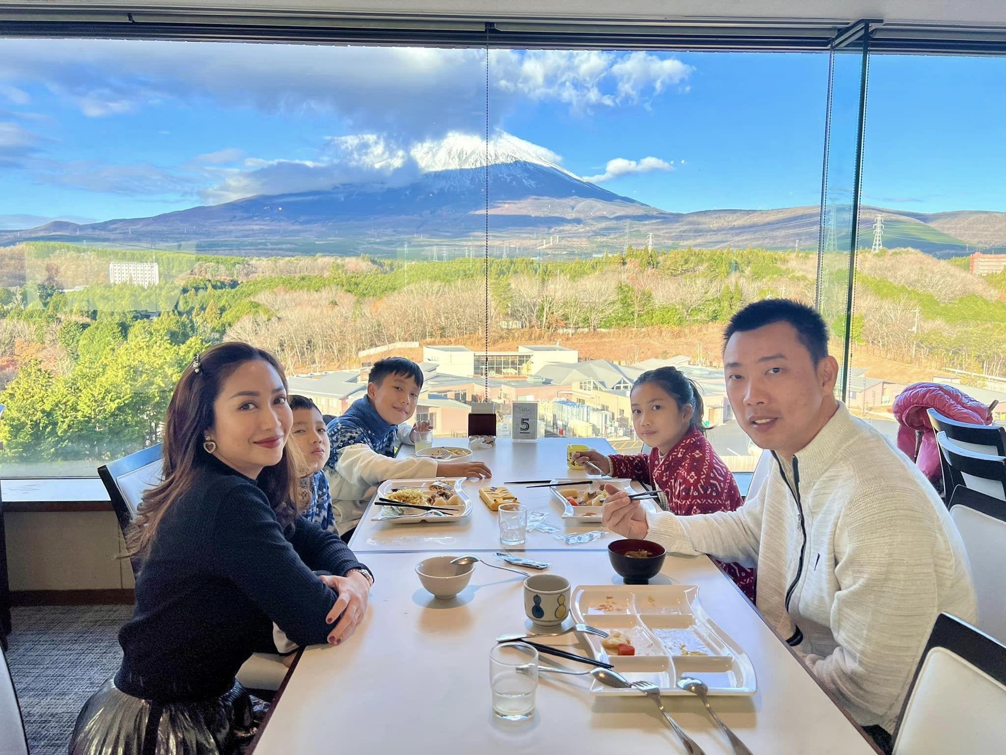 Ốc Thanh Vân một mình ở Úc với 3 con: Tủi thân vì bị nói ly hôn chồng, lủi thủi tự lái xe đi diễn-1