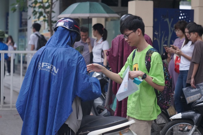 Hà Nội mưa trắng trời kèm sấm sét dữ dội, phụ huynh vẫn tháp tùng con đi thi Chuyên Sư phạm từ sớm-9