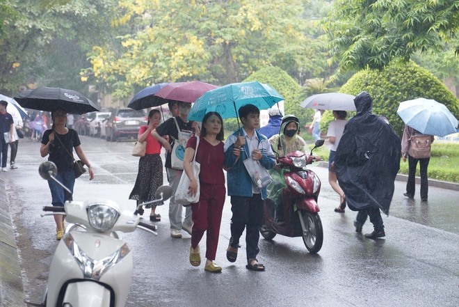 Hà Nội mưa trắng trời kèm sấm sét dữ dội, phụ huynh vẫn tháp tùng con đi thi Chuyên Sư phạm từ sớm-2