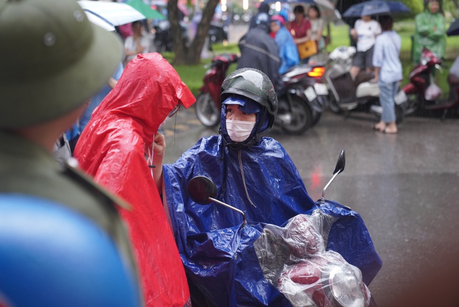 Hà Nội mưa trắng trời kèm sấm sét dữ dội, phụ huynh vẫn tháp tùng con đi thi Chuyên Sư phạm từ sớm-8