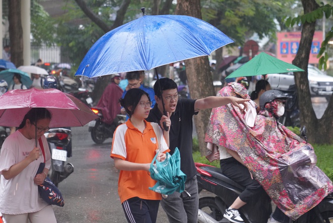 Hà Nội mưa trắng trời kèm sấm sét dữ dội, phụ huynh vẫn tháp tùng con đi thi Chuyên Sư phạm từ sớm-3