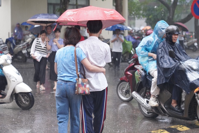 Hà Nội mưa trắng trời kèm sấm sét dữ dội, phụ huynh vẫn tháp tùng con đi thi Chuyên Sư phạm từ sớm-10