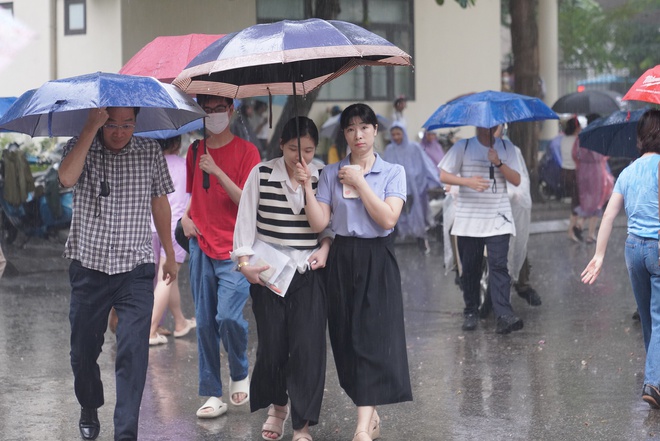 Hà Nội mưa trắng trời kèm sấm sét dữ dội, phụ huynh vẫn tháp tùng con đi thi Chuyên Sư phạm từ sớm-1