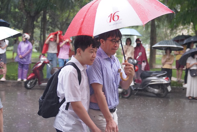 Hà Nội mưa trắng trời kèm sấm sét dữ dội, phụ huynh vẫn tháp tùng con đi thi Chuyên Sư phạm từ sớm-6