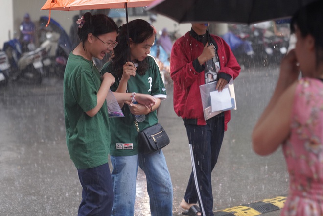 Hà Nội mưa trắng trời kèm sấm sét dữ dội, phụ huynh vẫn tháp tùng con đi thi Chuyên Sư phạm từ sớm-5