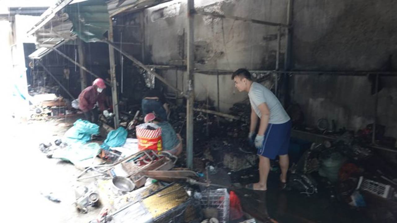 Hà Nội: Sét đánh trúng, thiêu rụi toàn bộ kho hàng đồ cổ của tiểu thương chợ Vạn Phúc-1