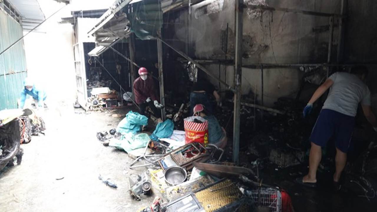 Hà Nội: Sét đánh trúng, thiêu rụi toàn bộ kho hàng đồ cổ của tiểu thương chợ Vạn Phúc-2