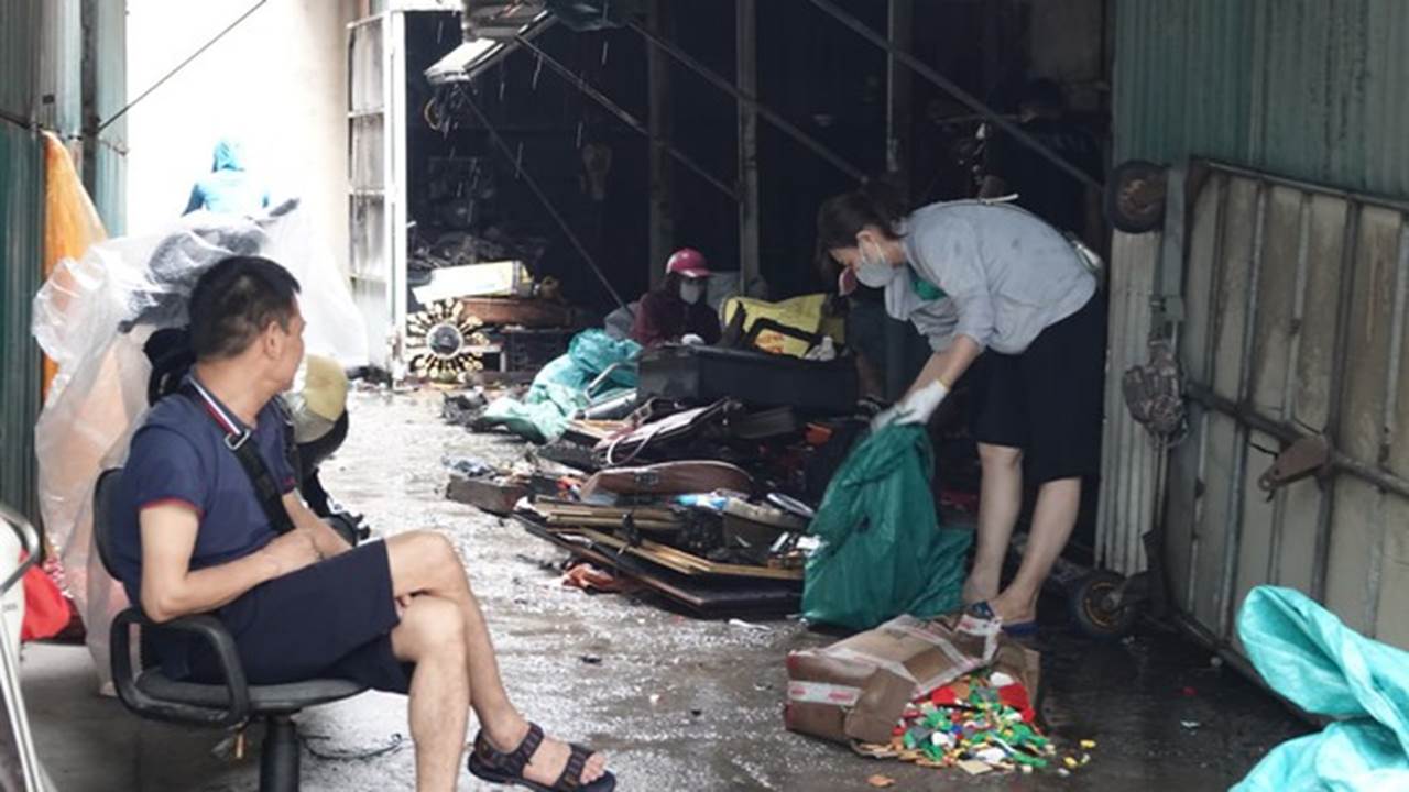 Hà Nội: Sét đánh trúng, thiêu rụi toàn bộ kho hàng đồ cổ của tiểu thương chợ Vạn Phúc-3