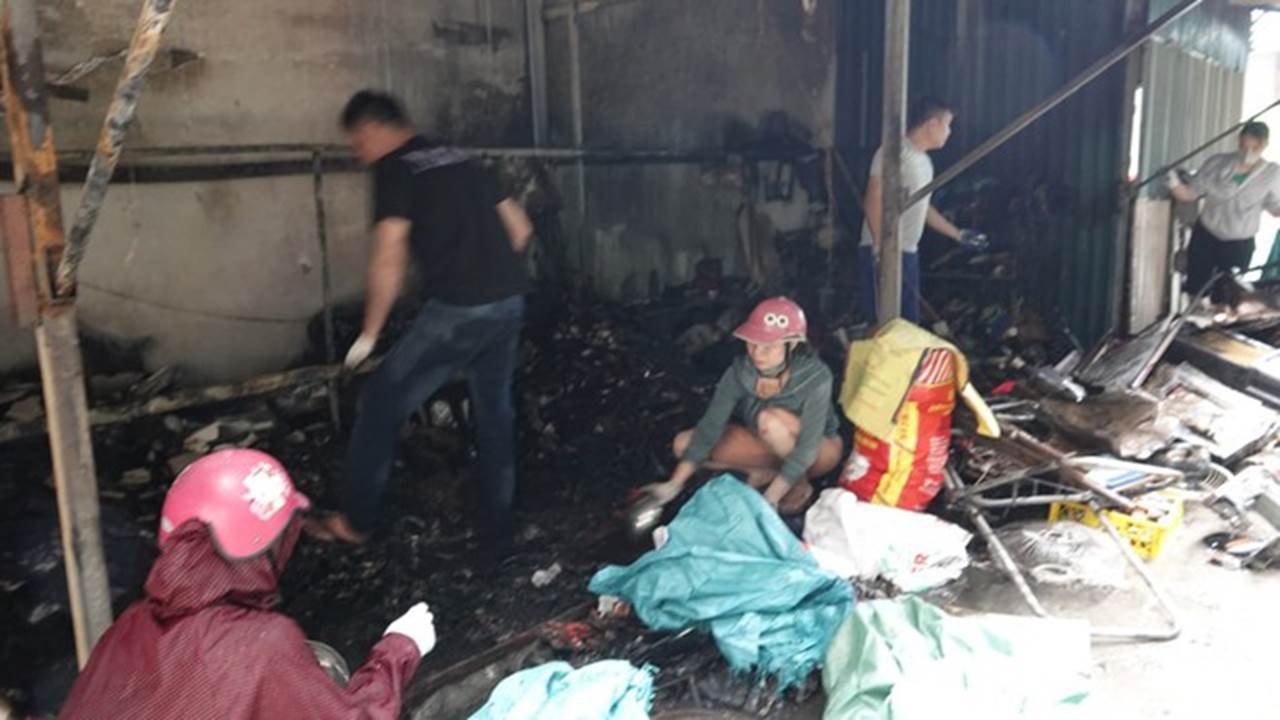 Hà Nội: Sét đánh trúng, thiêu rụi toàn bộ kho hàng đồ cổ của tiểu thương chợ Vạn Phúc-4