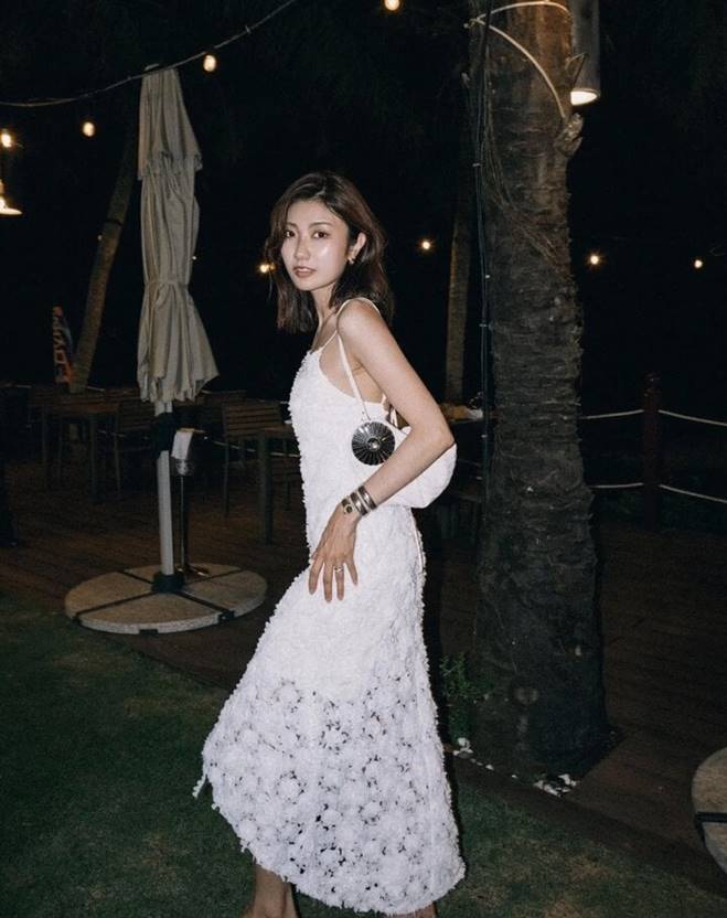 Kiểu váy trắng dễ chịu và mát mẻ được yêu thích trong mùa hè-8