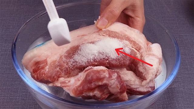 Rã đông thịt đừng ngâm nước lạnh: Cho 1 thứ này vào, chỉ cần 7 phút, thịt mềm tươi rói như mới mua-1