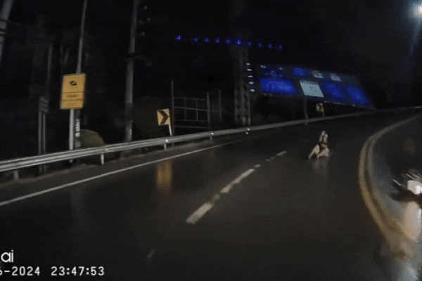 Clip: Trượt ngã khỏi xe máy, người đàn ông lao thẳng vào đầu xe ô tô