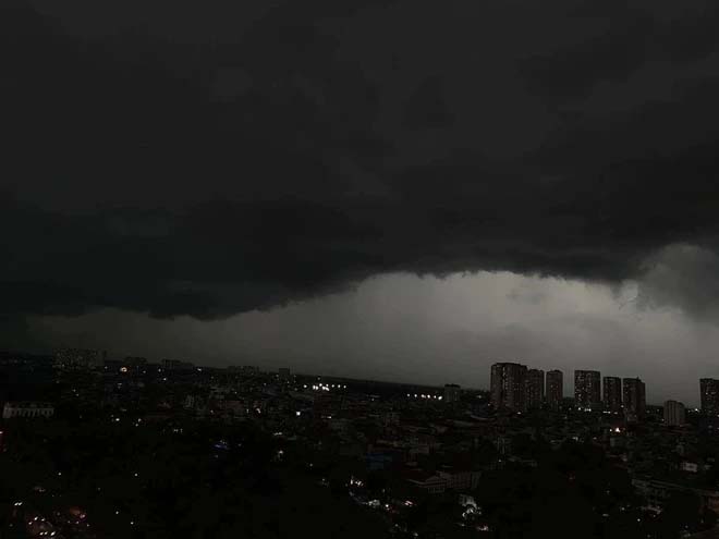 GẤP: Cảnh báo mưa lớn, lốc, sét tại khu vực nội thành Hà Nội chiều 5/6-1
