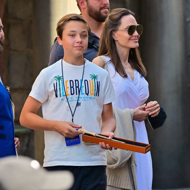Angelina Jolie làm gì giữa lúc đàn con thi nhau bỏ họ Brad Pitt?-5