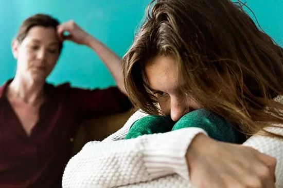 Nữ sinh thu mình, muốn tự sát vì bữa cơm nào bố mẹ cũng chỉ nói 1 chuyện