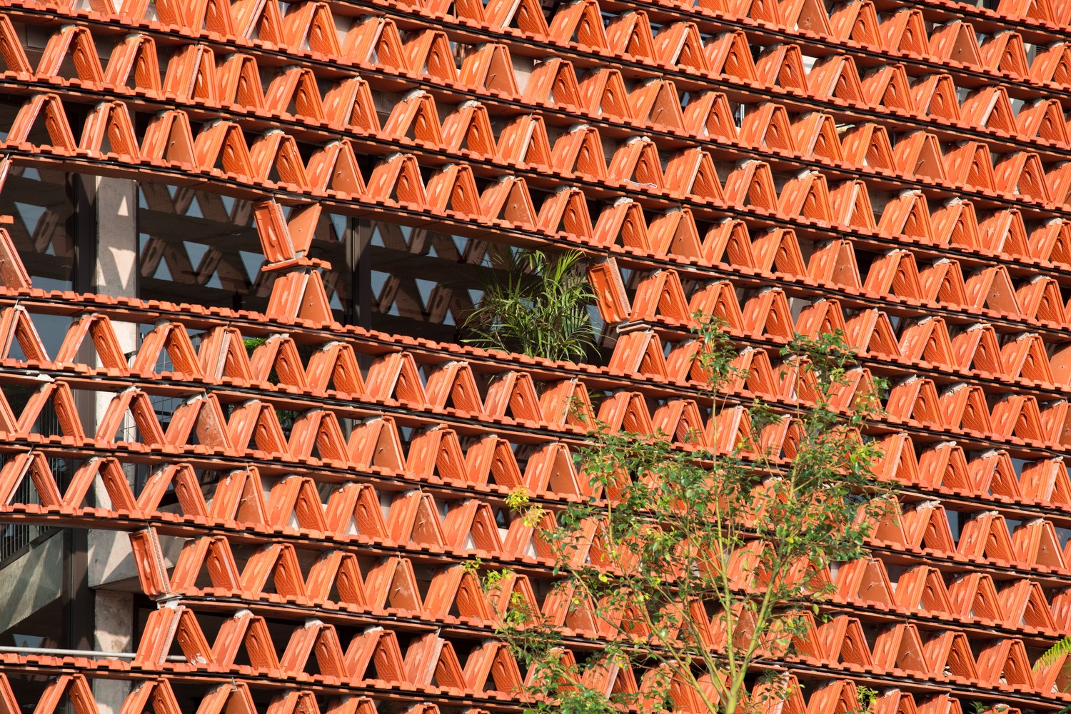 Lạ lùng ngôi nhà dùng ngói để làm tường và rèm-7