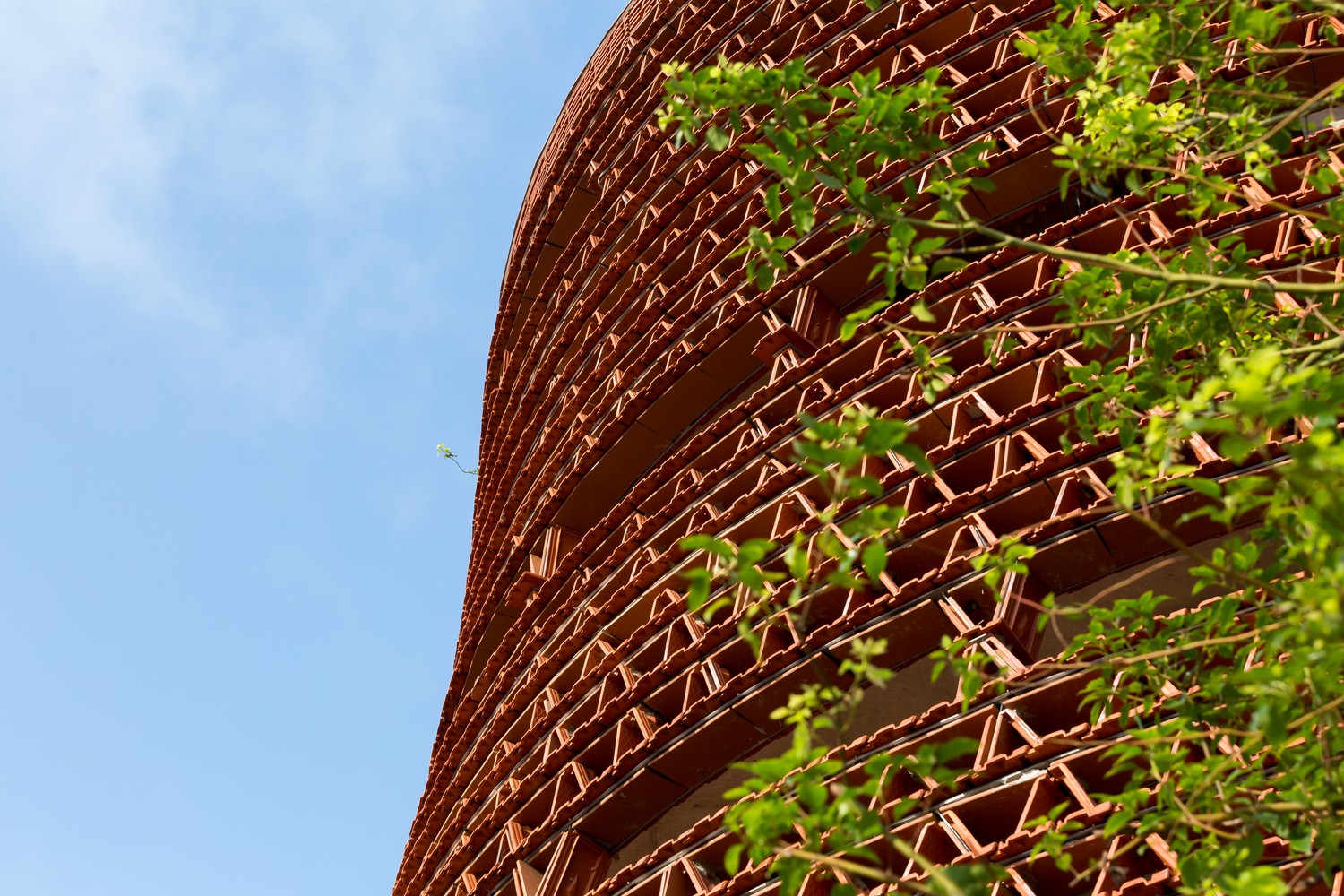 Lạ lùng ngôi nhà dùng ngói để làm tường và rèm-8