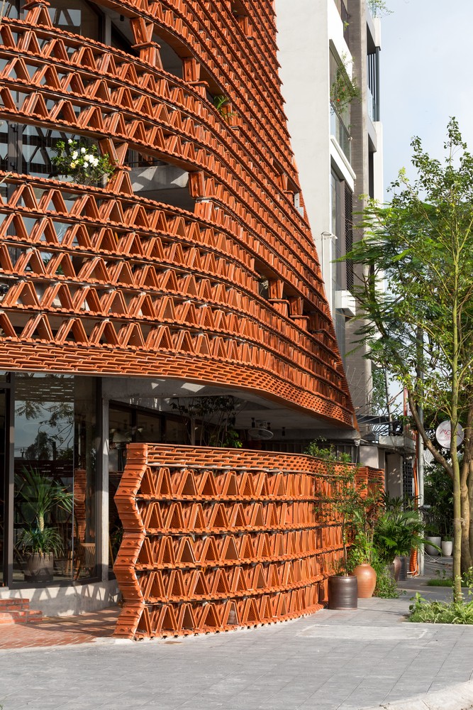 Lạ lùng ngôi nhà dùng ngói để làm tường và rèm-17