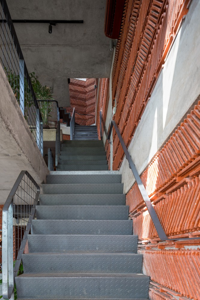 Lạ lùng ngôi nhà dùng ngói để làm tường và rèm-23