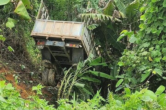 Xe tải chở keo lao xuống vực ở Quảng Nam, 2 người tử vong