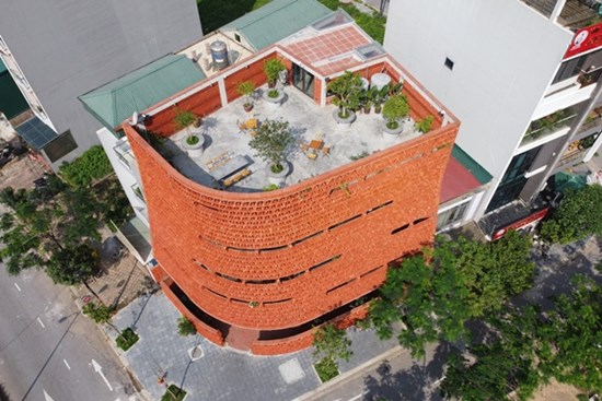Lạ lùng ngôi nhà dùng ngói để làm tường và rèm
