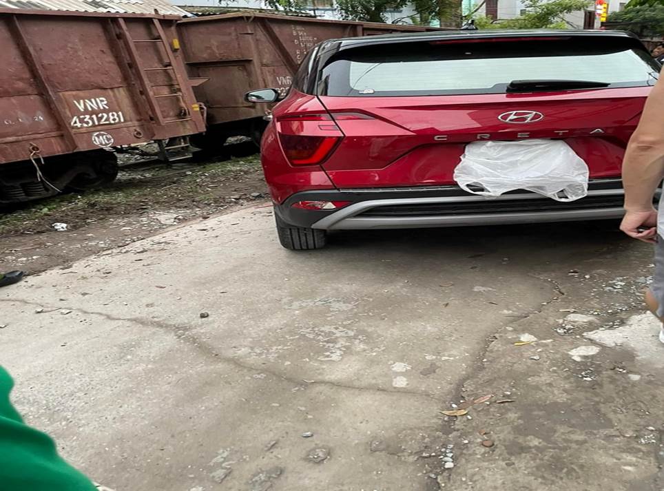 Đỗ ô tô sát đường tàu, chủ xe hớt hải chạy về nhưng không kịp: Hiện trường thê thảm-3