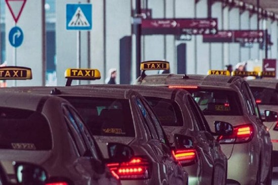 Trễ chuyến bay 1 phút do taxi chậm 8 phút, cô gái kiện đòi bồi thường