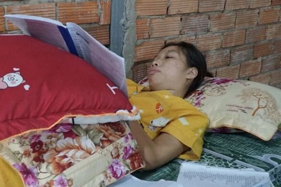 Nữ sinh bị tai nạn gãy cột sống được bố trí phòng riêng thi lớp 10 ở TP.HCM