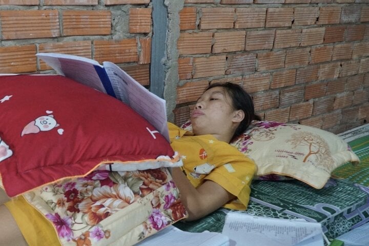 Nữ sinh bị tai nạn gãy cột sống được bố trí phòng riêng thi lớp 10 ở TP.HCM-1