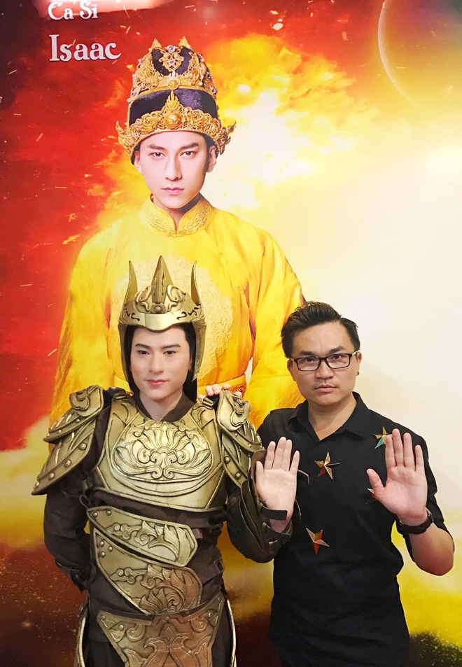 Đại Nghĩa hoang mang trước tượng sáp của mình, netizen bình luận cực hài về tượng của Trấn Thành-10