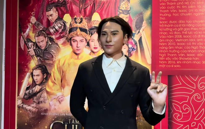 Đại Nghĩa hoang mang trước tượng sáp của mình, netizen bình luận cực hài về tượng của Trấn Thành-2