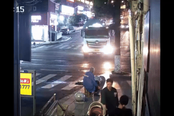 Clip: Xe bồn lao lên vỉa hè, người đàn ông vội bỏ chạy thoát thân