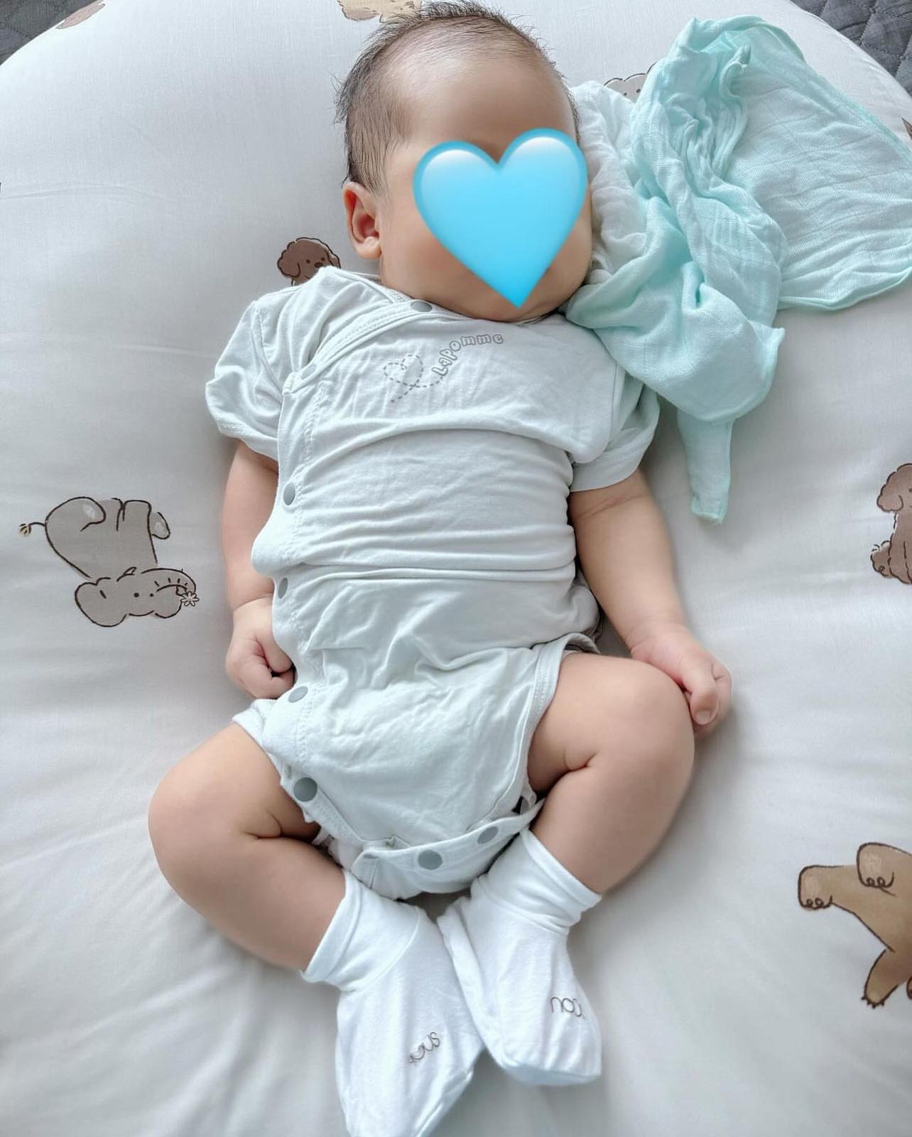 Mẹ vợ Đoàn Văn Hậu gây chú ý khi chăm cháu ngoại-2