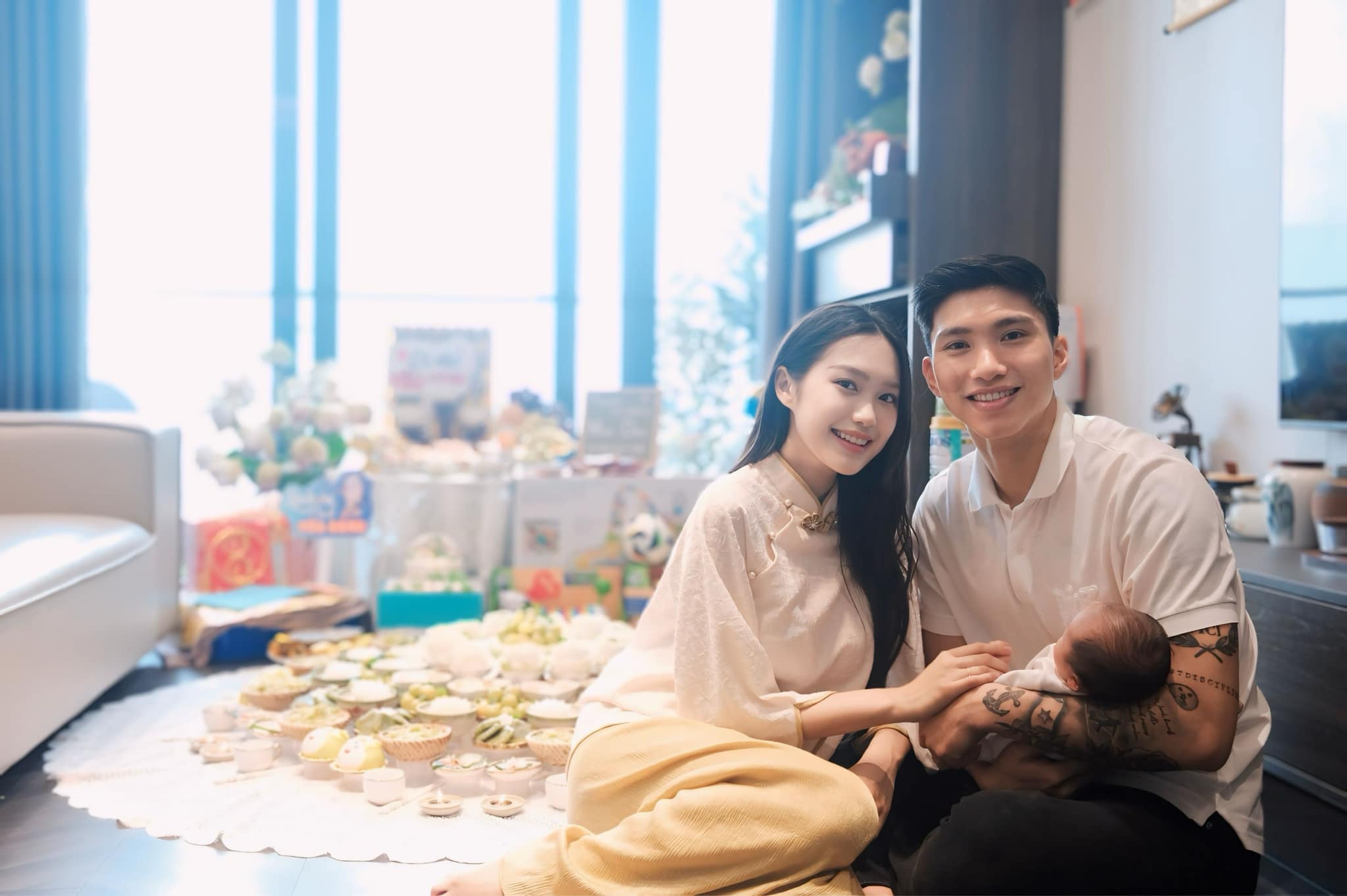 Mẹ vợ Đoàn Văn Hậu gây chú ý khi chăm cháu ngoại-4