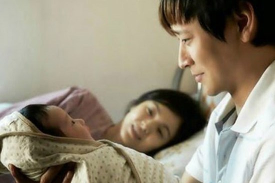 Chị tôi đi đẻ, anh rể dắt theo cả bạn thân khác giới đến “chăm vợ cùng cho đỡ buồn”
